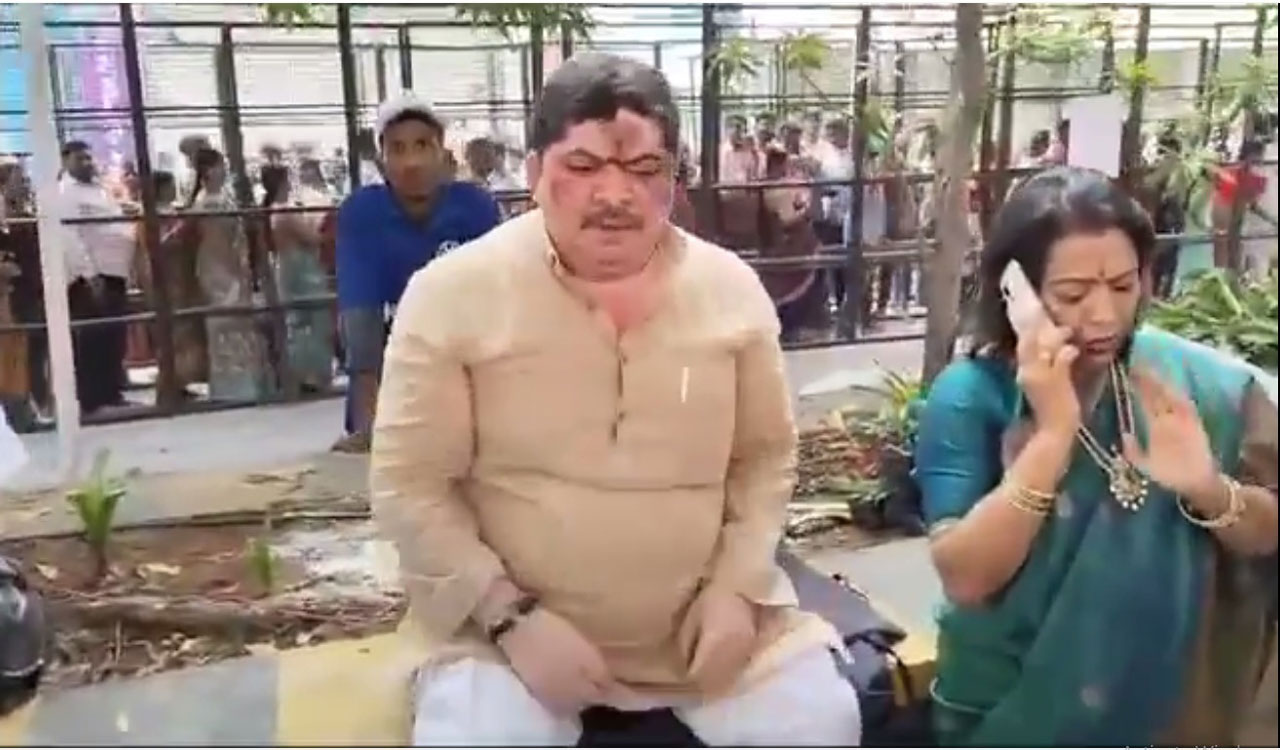 Telangana: Minister Ponnam Prabhakar and Mayor Vijayalakshmi annoyed, pull up officials at Balkampet temple