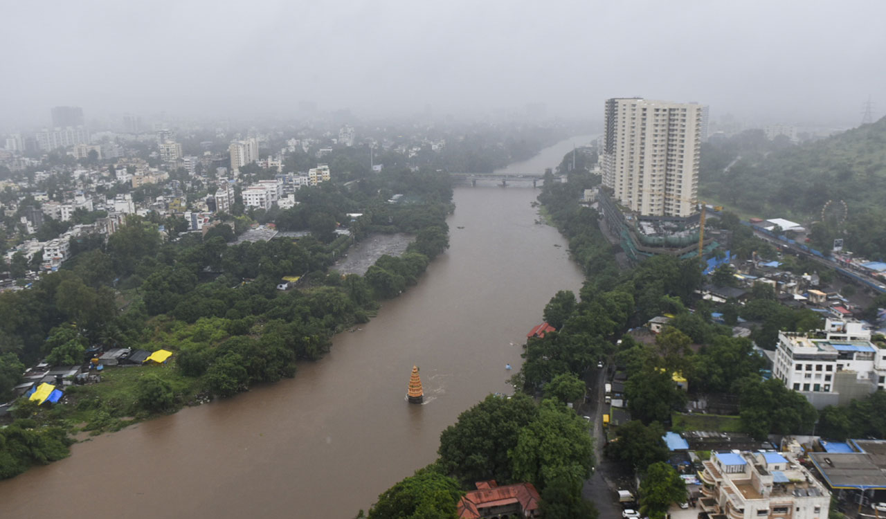 Amid rains, Maharashtra, Karnataka keep eye on border flood situation
