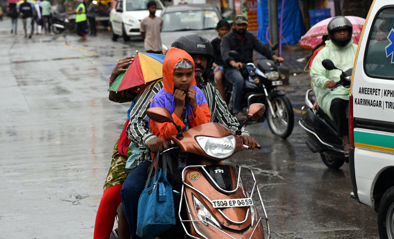 Nonstop drizzles blanket Hyderabad; yellow alert for Telangana on July 24, 25