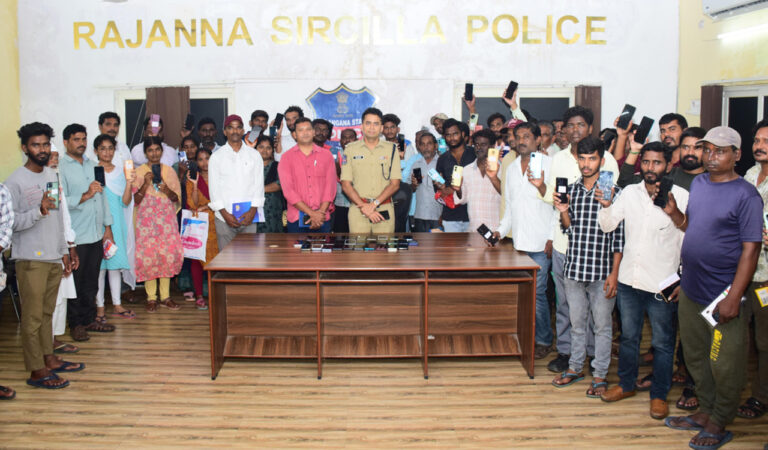 Rajanna-Sircilla SP Akhil Mahajan along with the owners of lost and stolen mobile in Sircilla on Monday