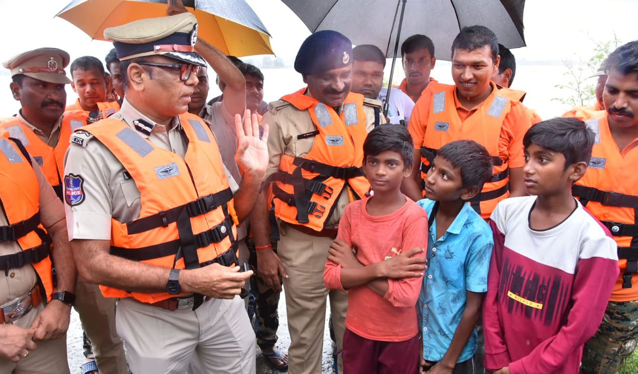 Ramagundam CP inspects inter-state bridge, ferry points in Mancherial