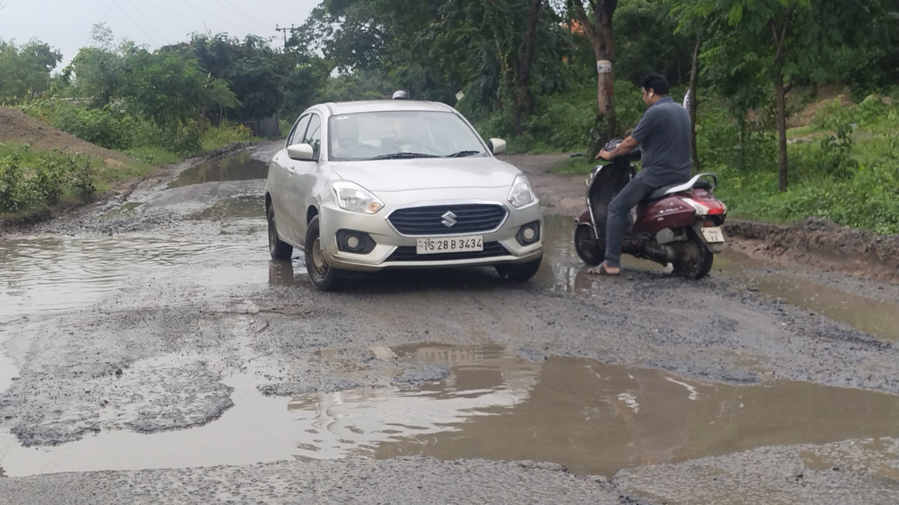 Kothagudem: Travelling on this road turns nightmare for commuters