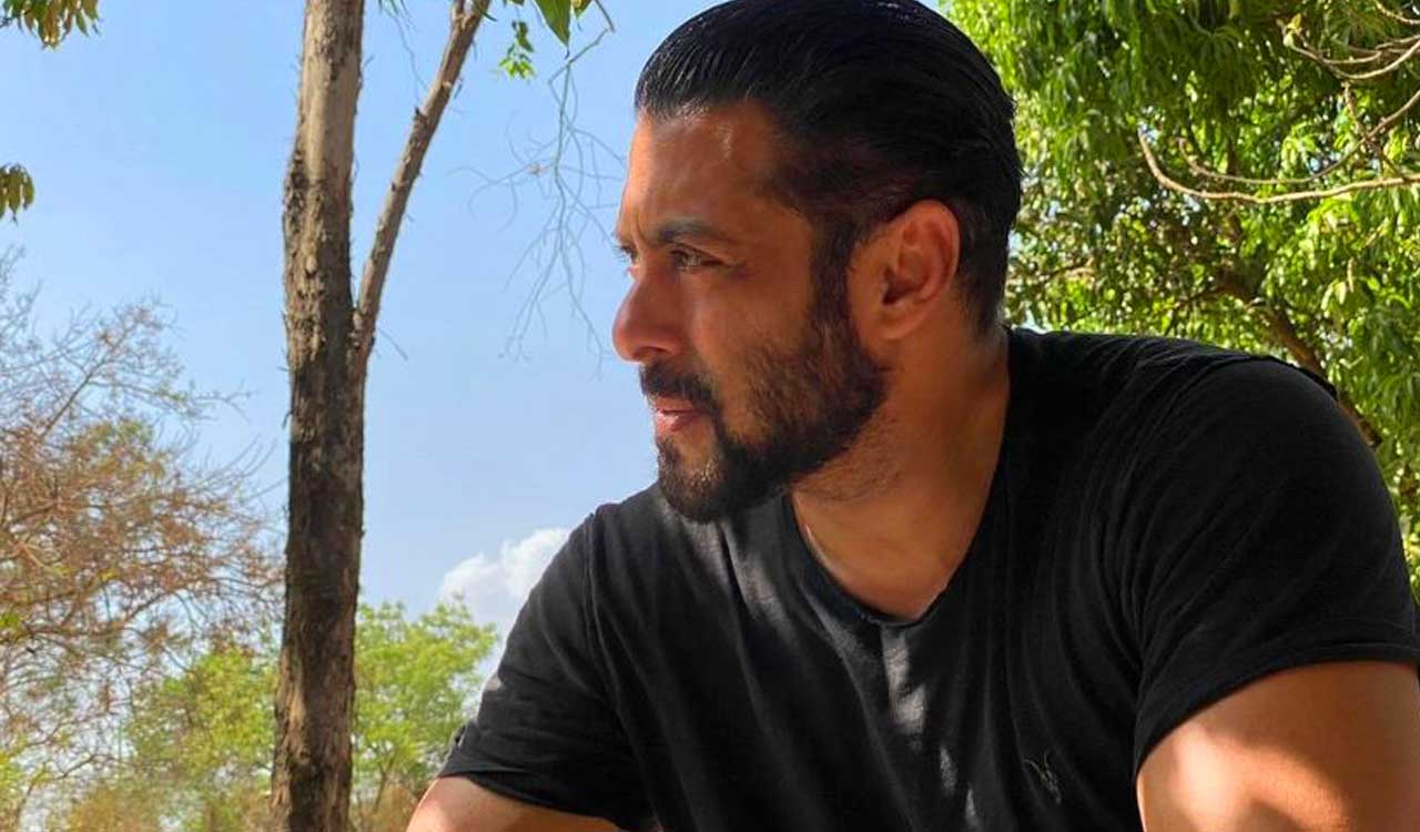 Salman Khan’s new picture sparks frenzy during ‘Sikandar’ shoot
