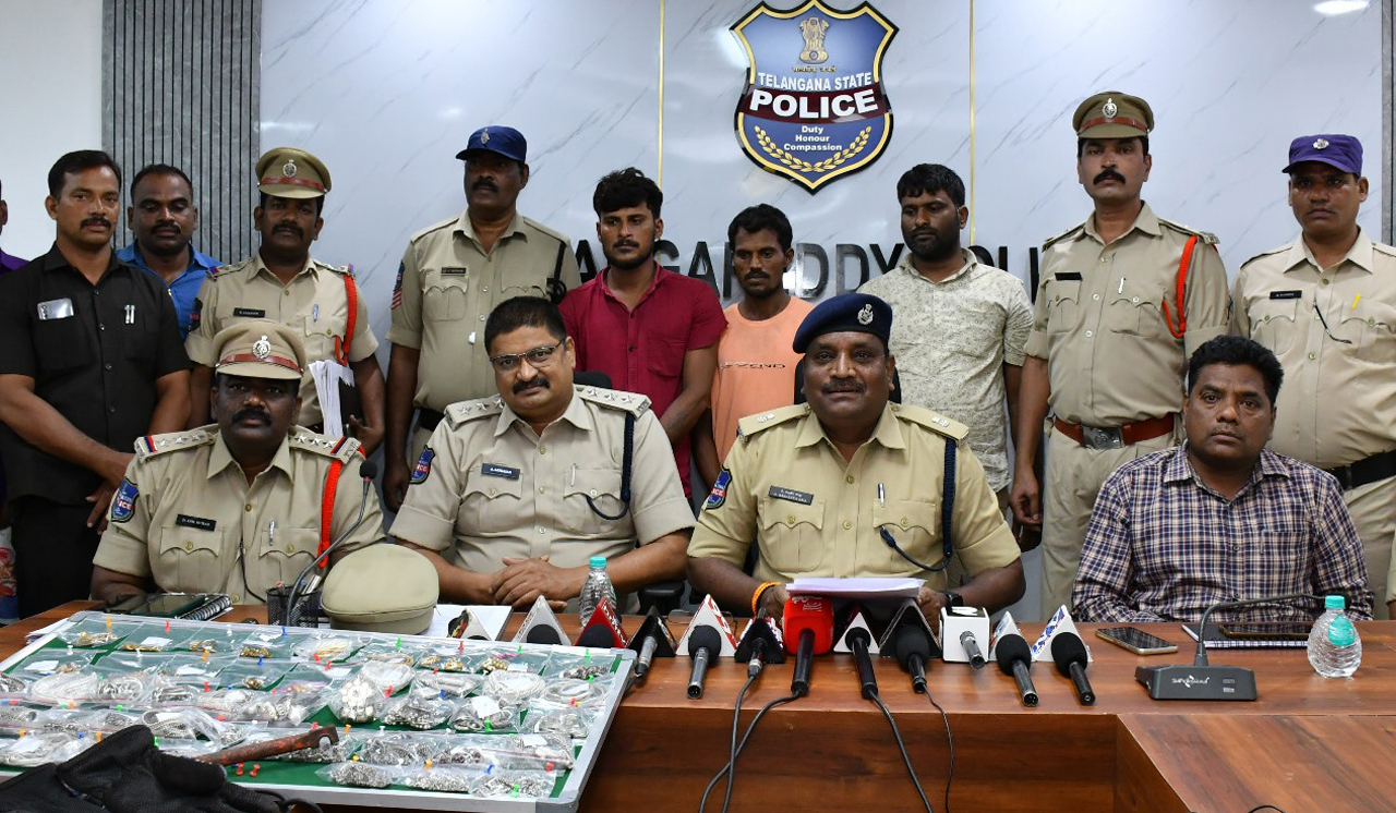 Sangareddy police arrest three burglars, two women who buy gold from them