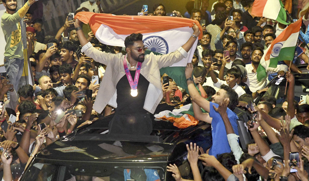 Hyderabadis give rousing reception to Siraj ‘miyan’ after T20 WC triumph