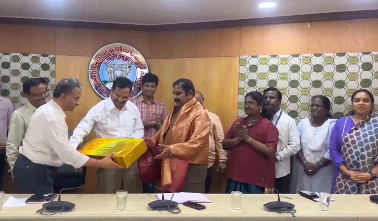 TGSRTC staff felicitated for safely delivery of child on bus