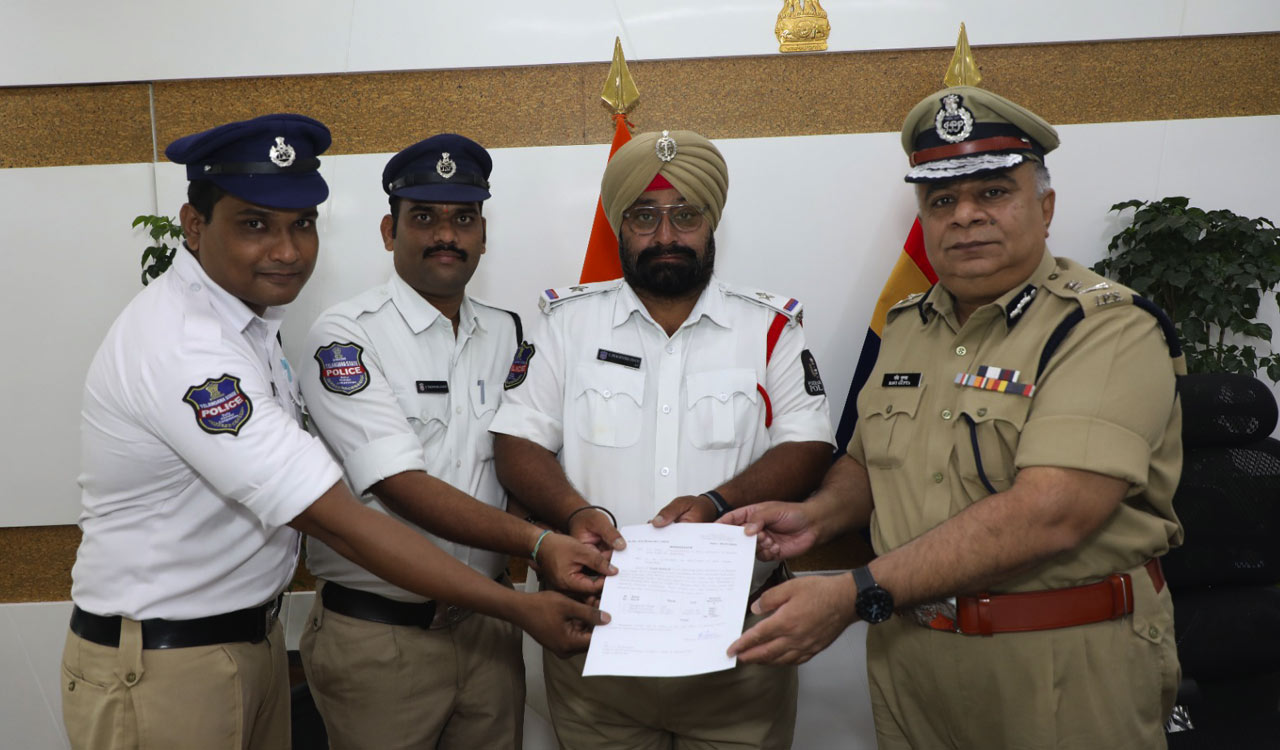 Telangana DGP appreciates Banjara Hills traffic cops