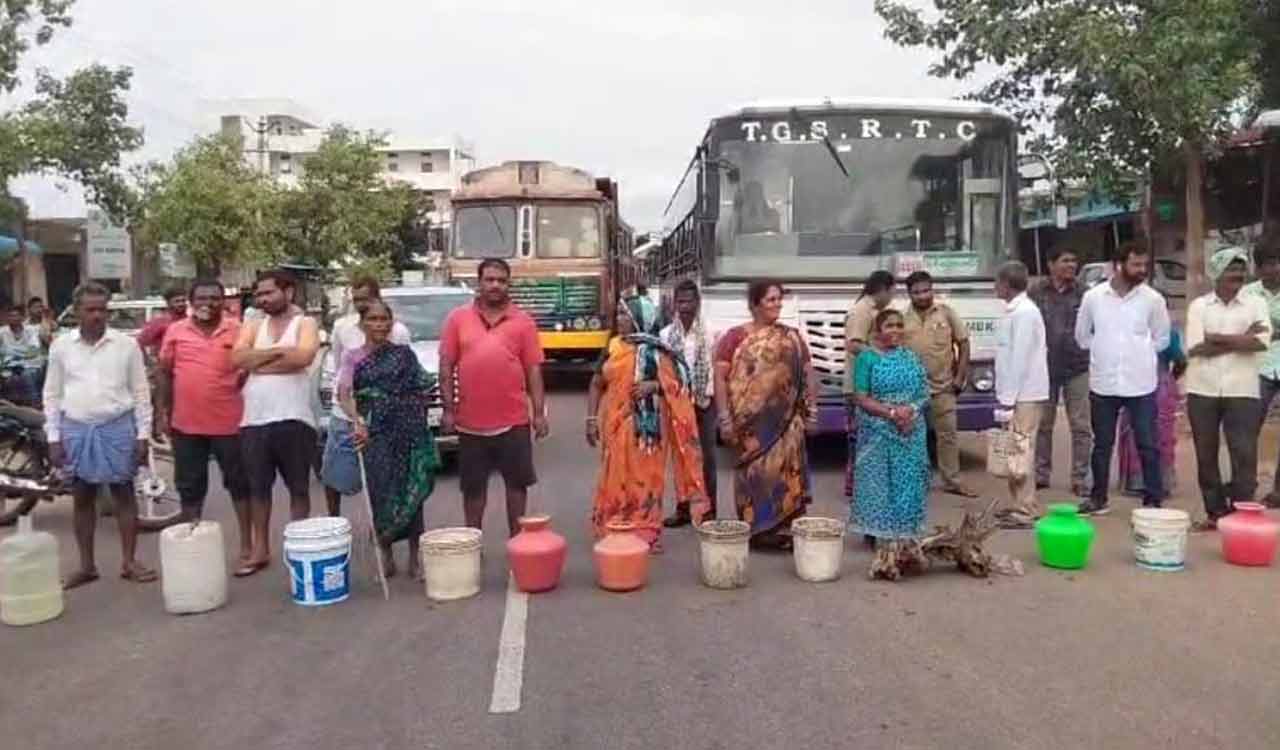 Telangana: Villagers block road over lack of drinking water supply in Medak