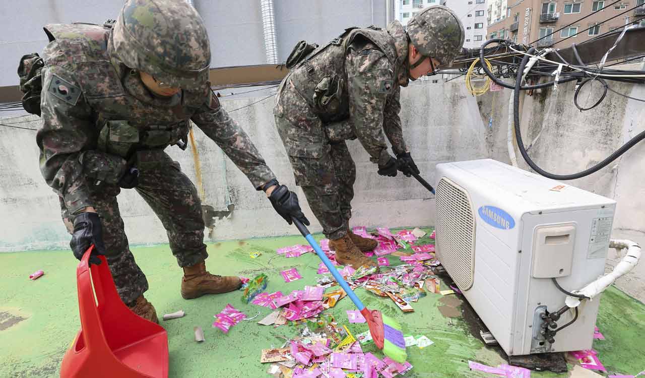 Trash dropped by Pyongyang balloon falls on S Korea’s presidential compound