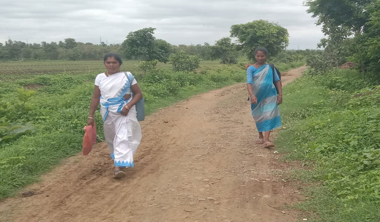 Tribal pregnant woman treks for 2 kms to reach PHC in Adilabad