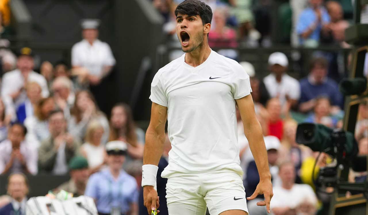 Wimbledon 2024 Defending champion Carlos Alcaraz advances to quarters