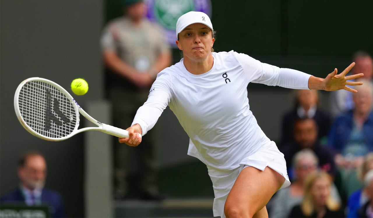 Wimbledon 2024: Swiatek extends win streak to 20, reaches third round