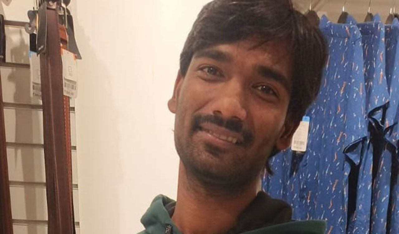 Youngster from Hyderabad washed away in Godavari at Bhadrachalam