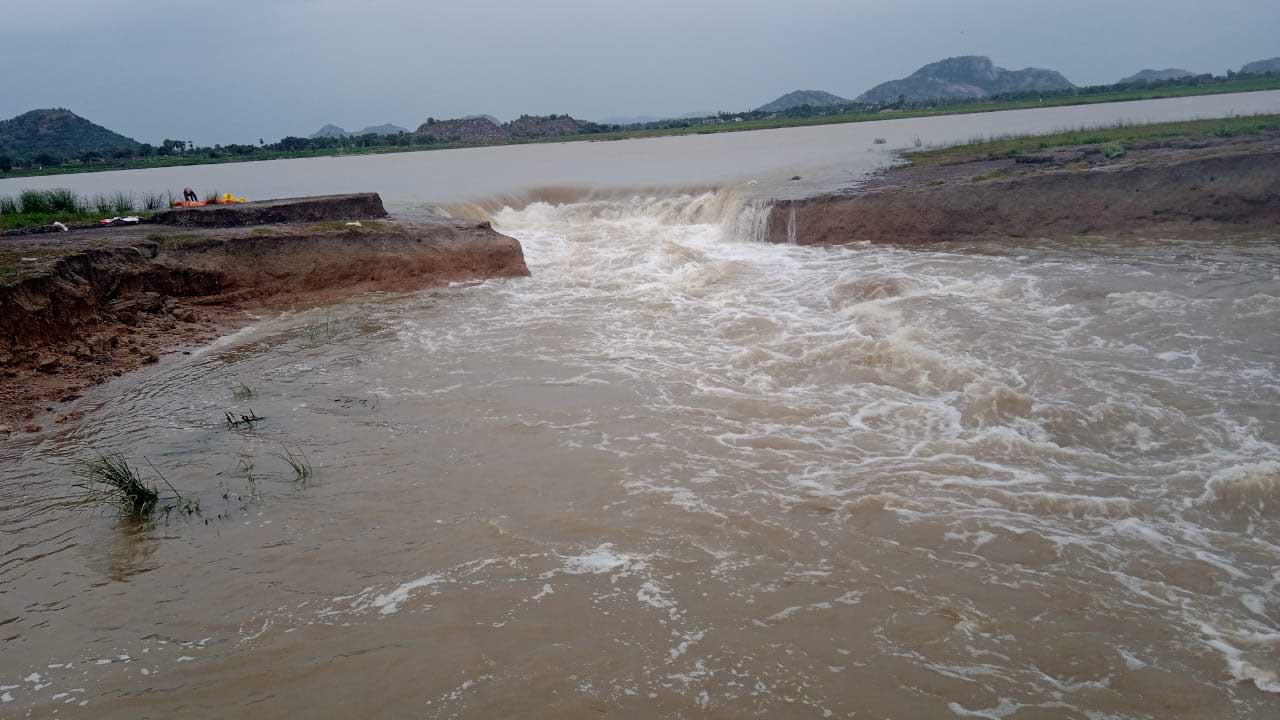 Karimnagar: Kalvala project bund suffers breach again