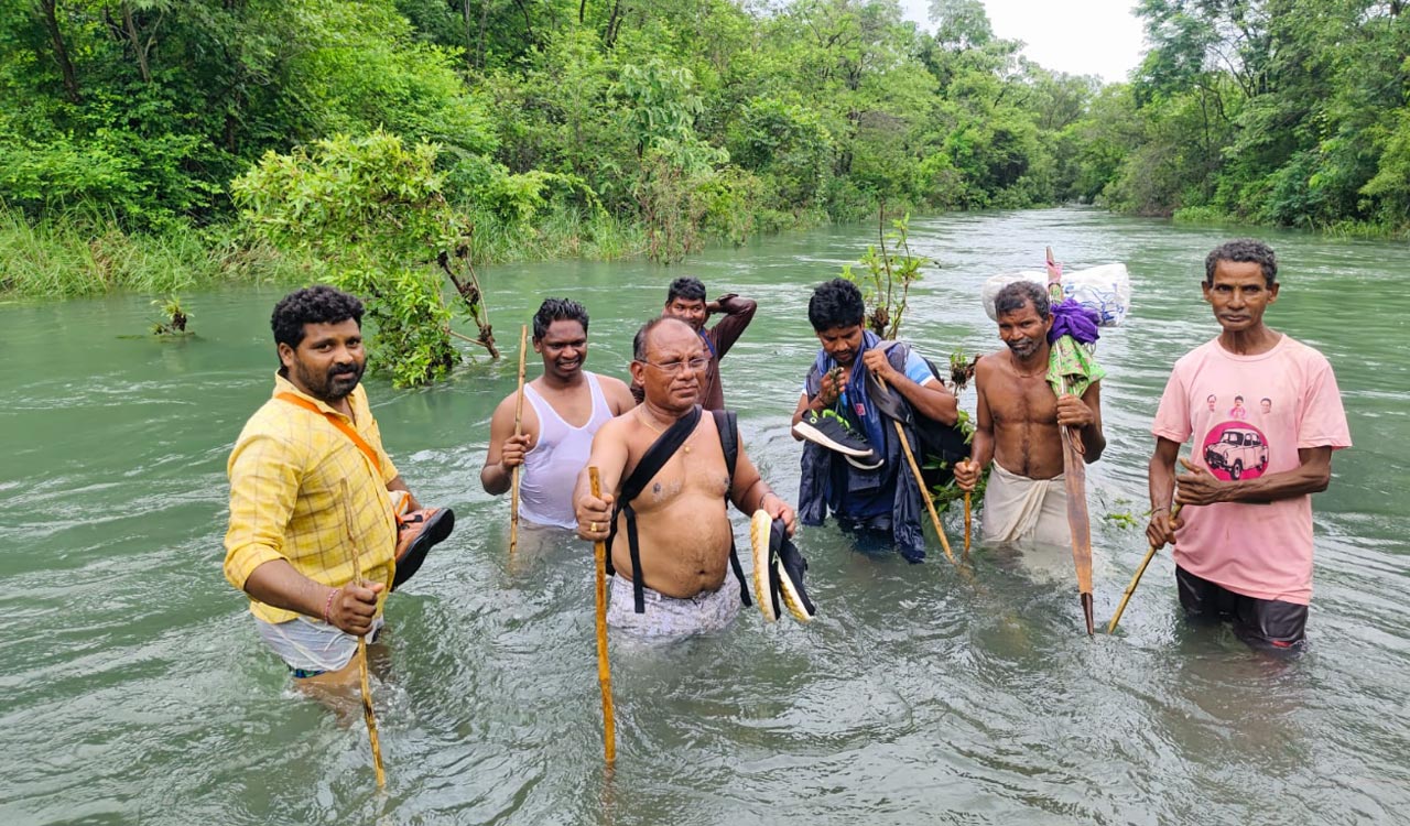 Mulugu: Medical team treks 20 km to provide medical assistance to tribals