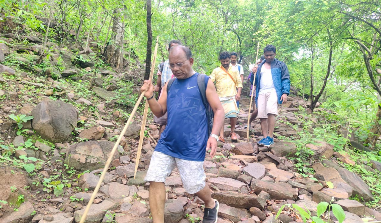 Mulugu: Medical team treks 20 km to provide medical assistance to tribals