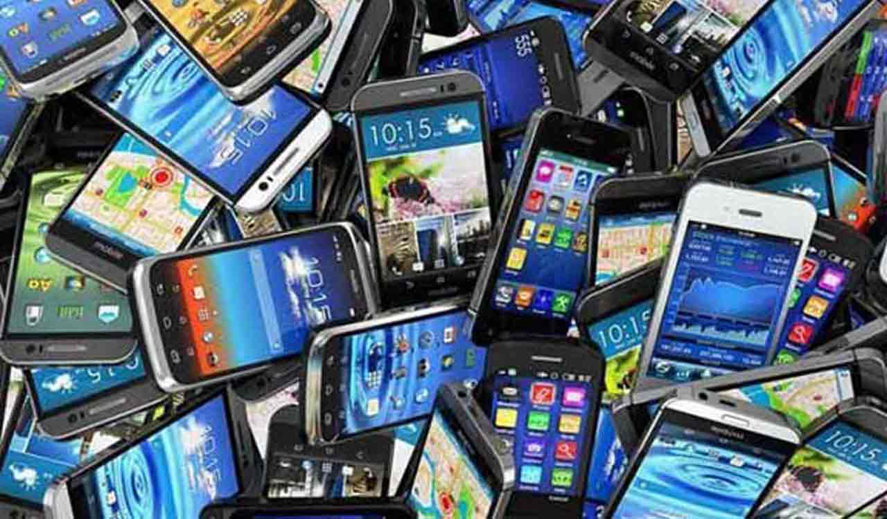 Hyderabad: Cyberabad police hands over 345 lost mobiles to owners