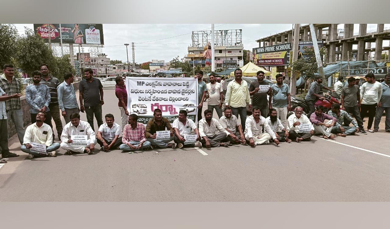 Owners of vehicles hired in Lok Sabha polls stage dharna in Mancherial