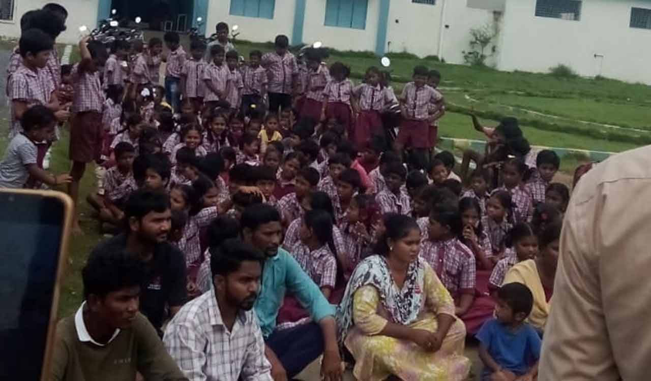 Two teachers for 189 students:: Parents stage dharna in Kothagudem