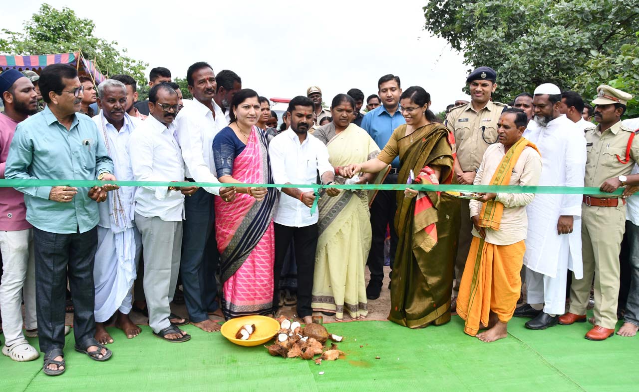 Efforts on to ensure connectivity to every hamlet in agency areas: Seethakka