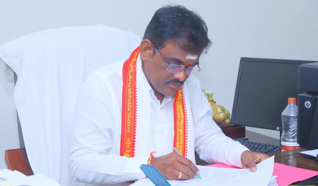 Vinod Reddy assumes charge as Vemulawada temple EO
