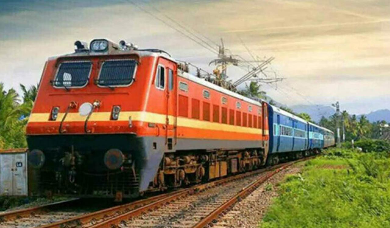 Hyderabad: Thieves steal hand bags of passengers in train