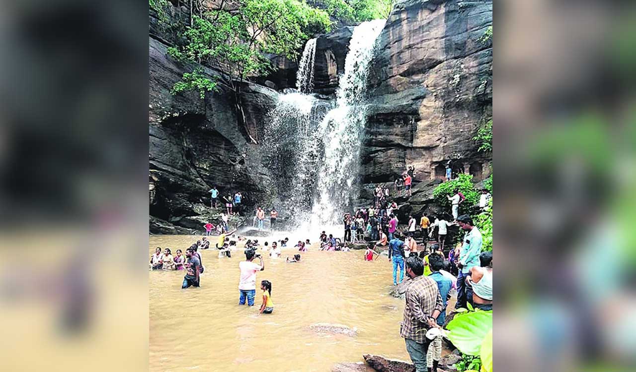 Peddapalli: Gourigundala waterfalls closed due to heavy water flow