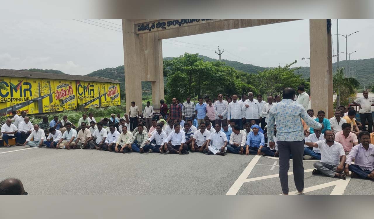 Weavers protest at Sircilla Collectorate over work orders, pending payments