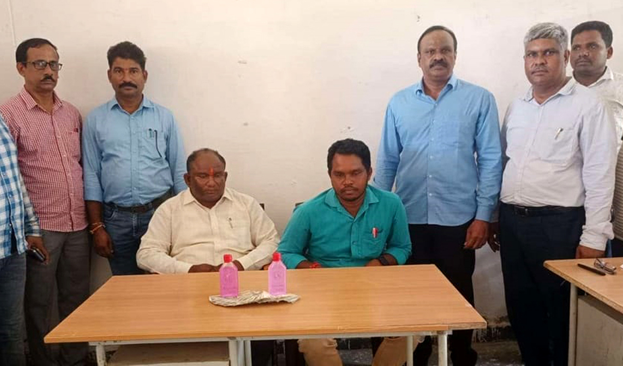 Kothagudem: Two panchayat officials nabbed by ACB while taking bribe