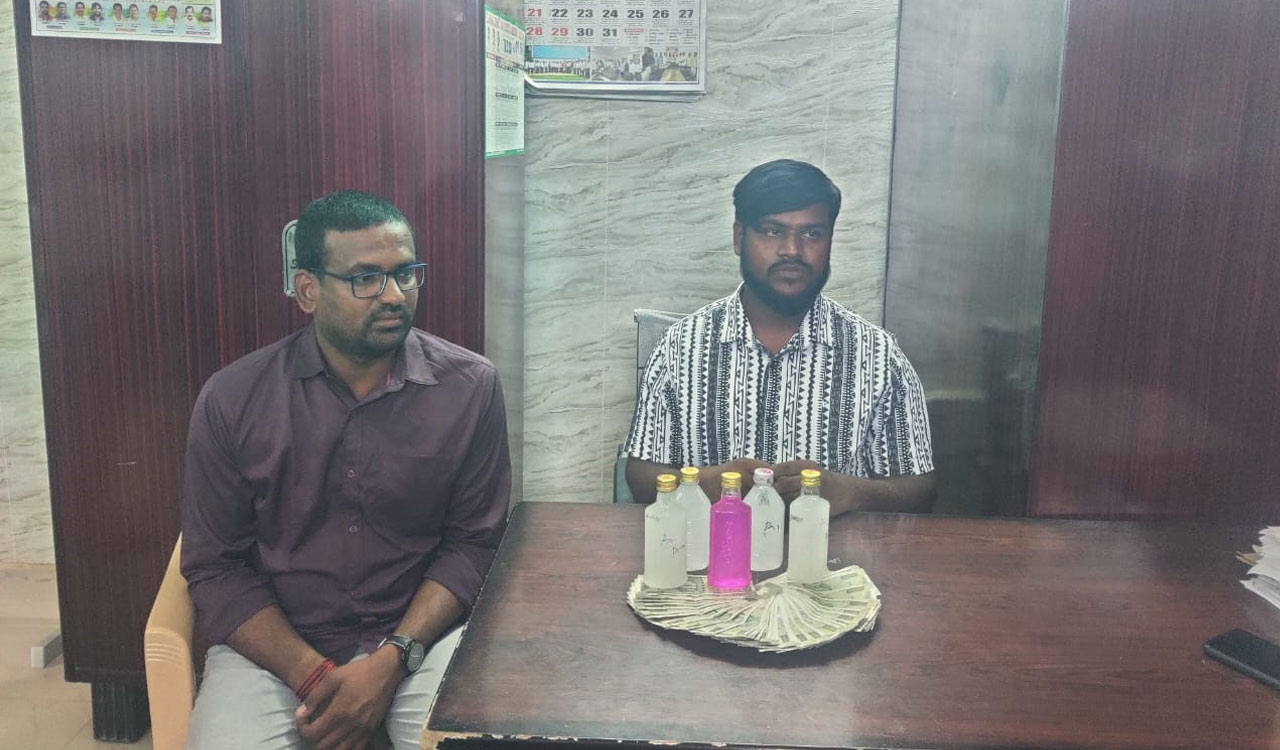 ACB nabs Dharani operator, junior assistant while accepting bribe in Ameenpur