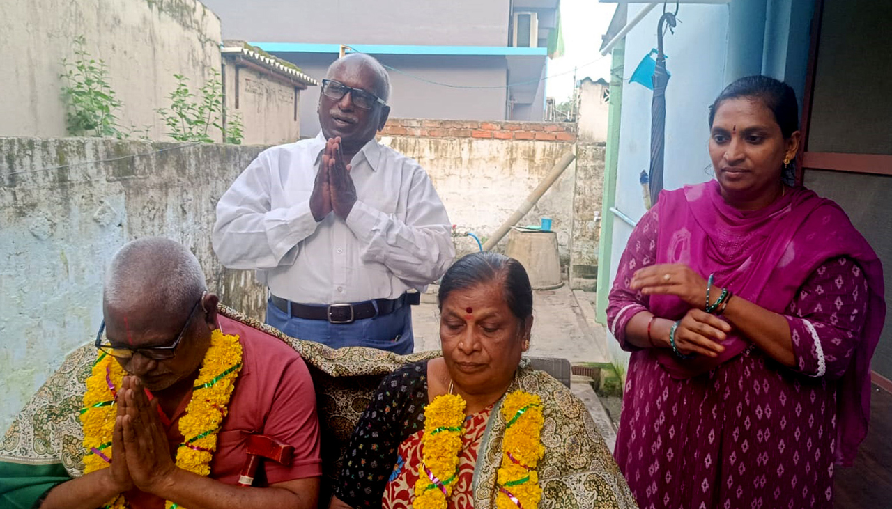 Elderly couple donates Rs 10 lakh to Annam Foundation in Khammam