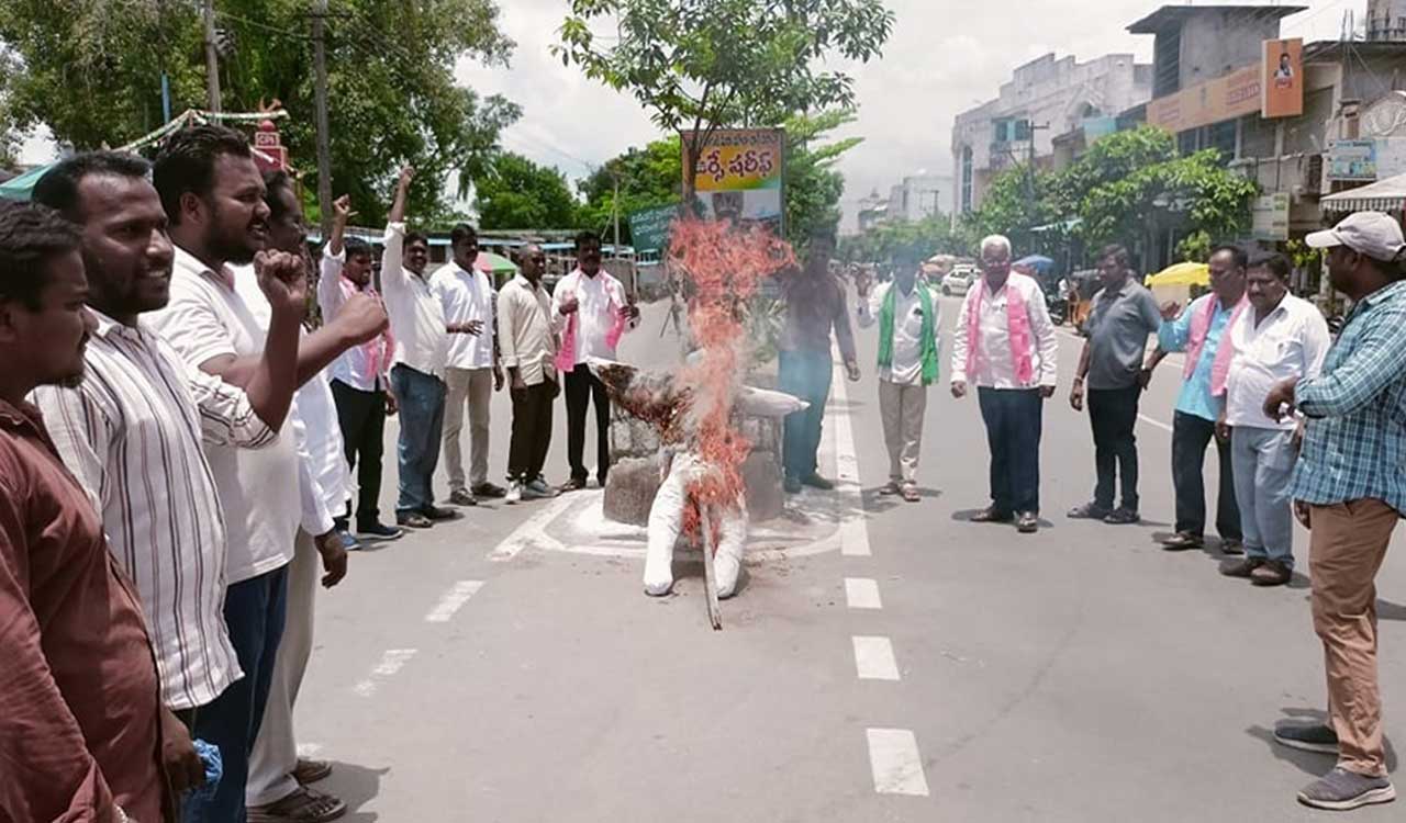 BRS cadres burnt effigy of Congress government in Kothagudem