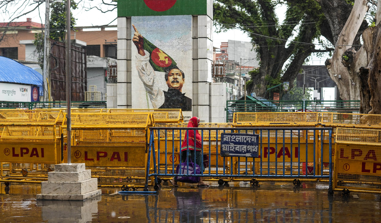 Amid tight security, Indo-Bangla trade resumes from Petrapole land port