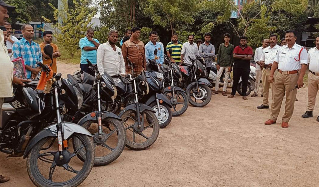 Siddipet: Bikers caught for wrong side driving, cops impose Rs 12,935 fine