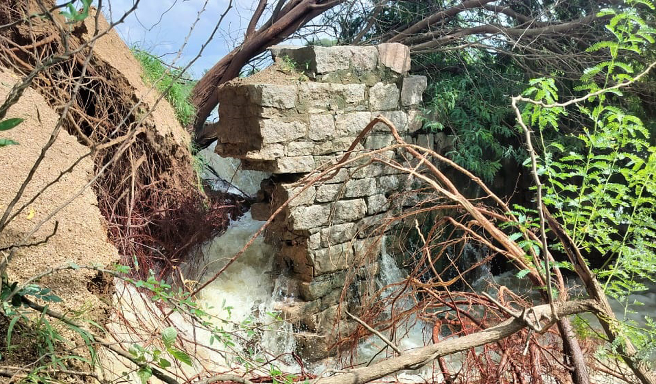 Minor irrigation tank suffers breach in Siddipet