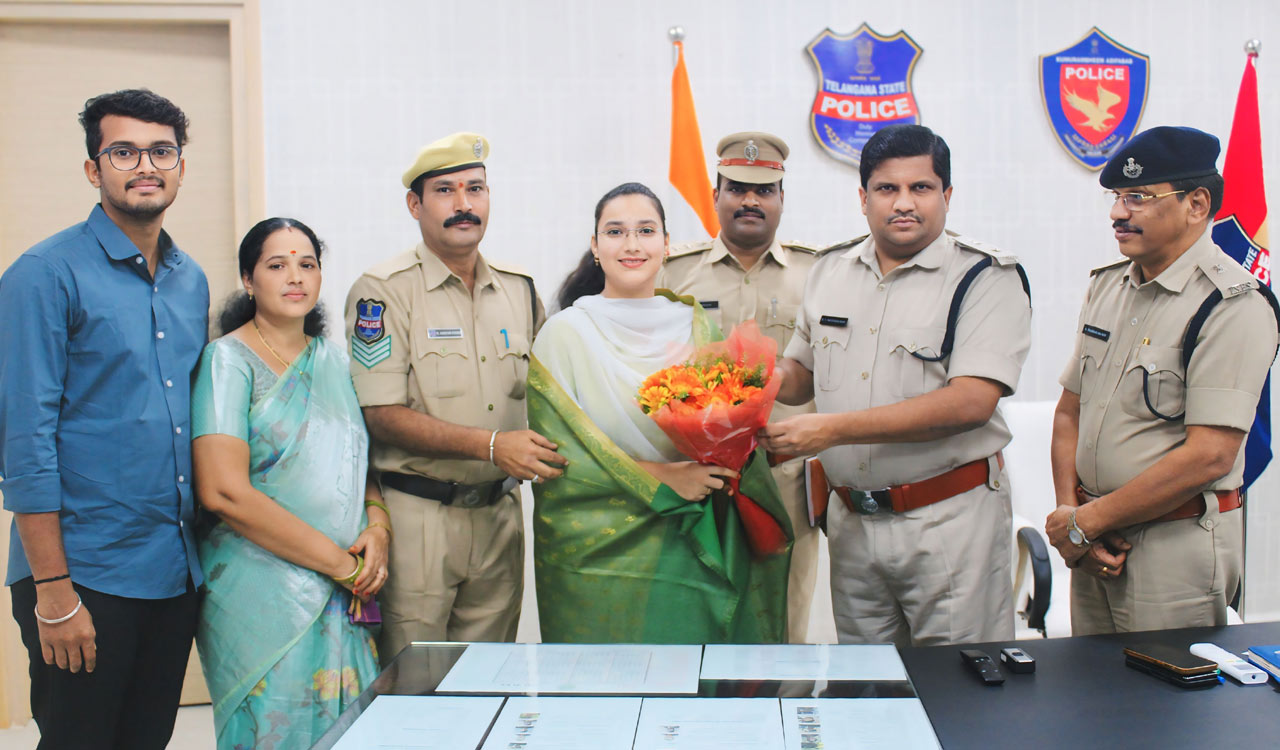Constable daughter felicitated for securing six jobs in Asifabad