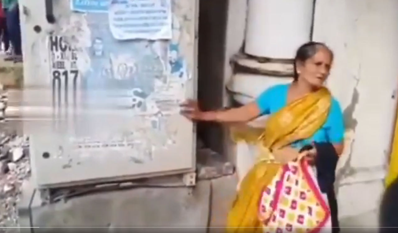 Drunk woman hurls cobra snake at RTC conductor in Hyderabad