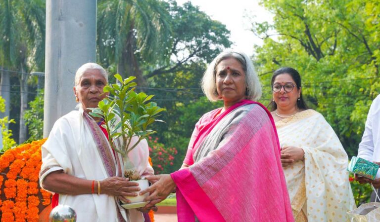 They also felicitated Shyamala Gurumurthi, the spouse of freedom fighter late Shivalingam Gurumurthi and distributed appreciation certificates to the security personnel of the campus