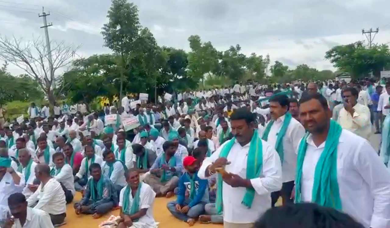 Farmers defy prohibitory orders, head to Armoor for crop loan protest