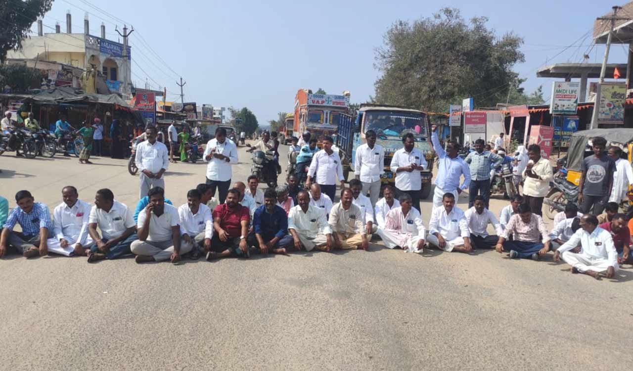 Crop loan waiver: Farmers continue protests in Telangana