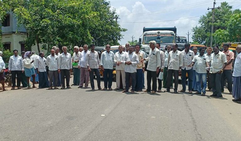Extending support to the protesting farmers All India Pragathisheela Rythu Sangham (AIPKS) called for protests at all the district collectorates in the State on August 28 demanding unconditional crop loan waiver