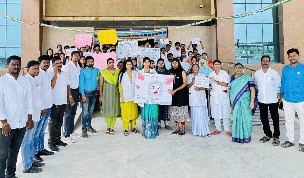 Telangana govt. doctors, health workers protest over Kolkata doctor rape, murder case
