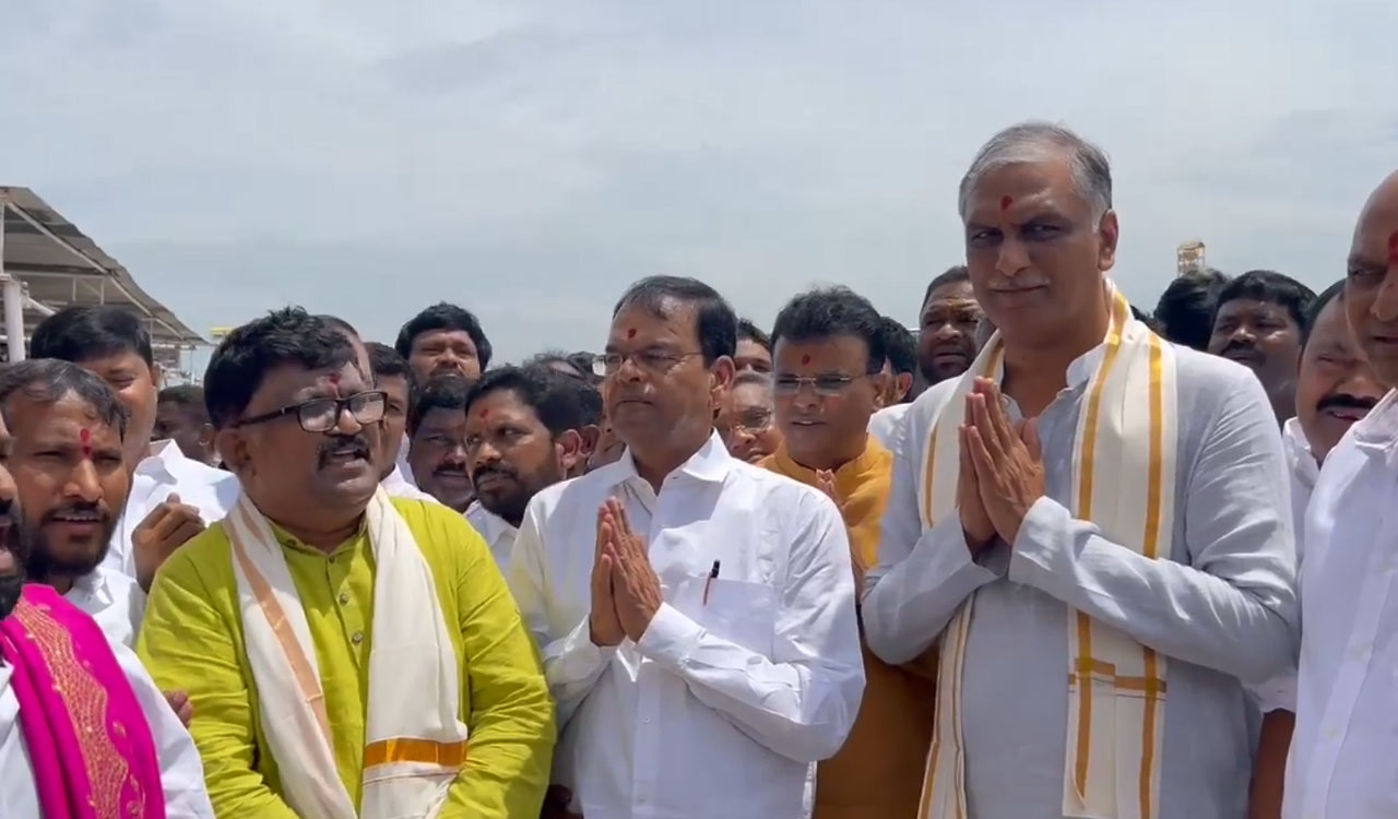 Harish Rao performs puja at Yadadri, prays not to punish people for Revanth’s sins