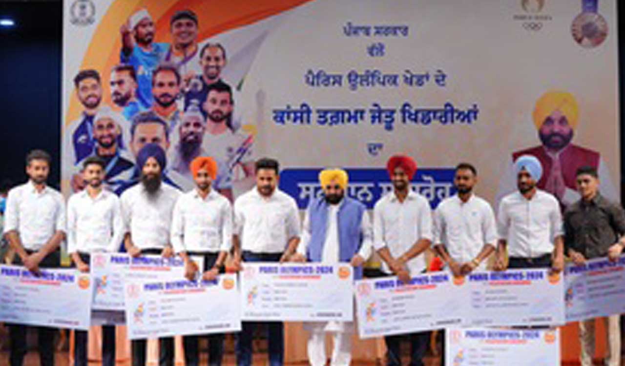 Punjab CM felicitates eight Olympic hockey players with Rs 1 crore each