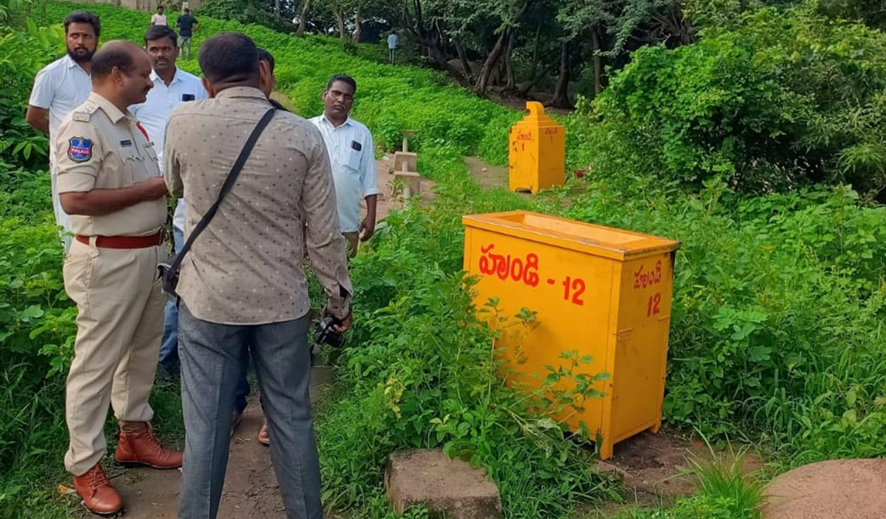 Medak: Thieves steal two temple hundis at Edupayala