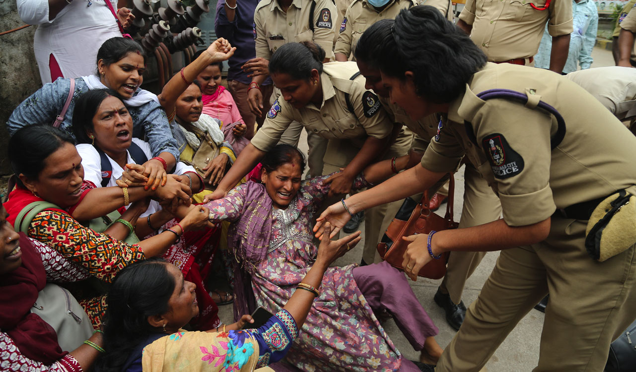 Hyderabad: Contract employees in Health dept stage ‘Maha Dharna’ at DME office