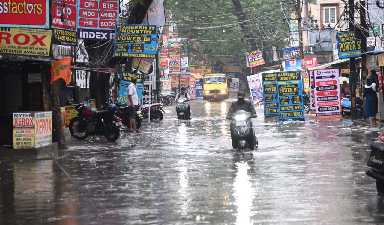 Early morning showers drench Hyderabad, IMD predicts light rains throughout the day