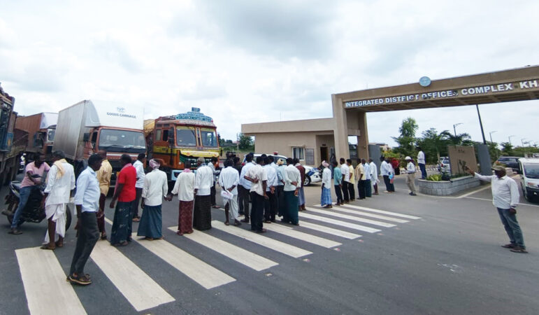 Farmers stage a rasta-roko at the collectorate in Khammam on Saturday.