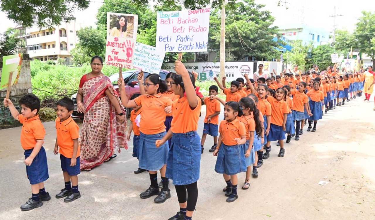Doctors stage protest in Khammam over West Bengal incident
