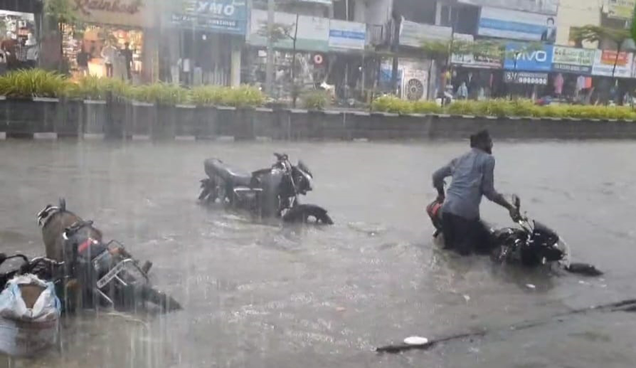 Telangana: Heavy rains lash Medak, Karimnagar